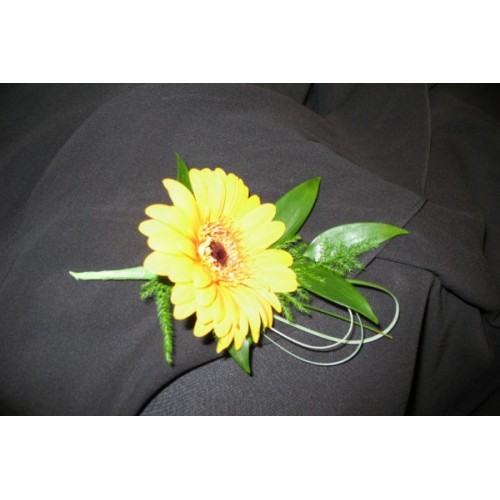 Gerbera Daisy Boutonnier